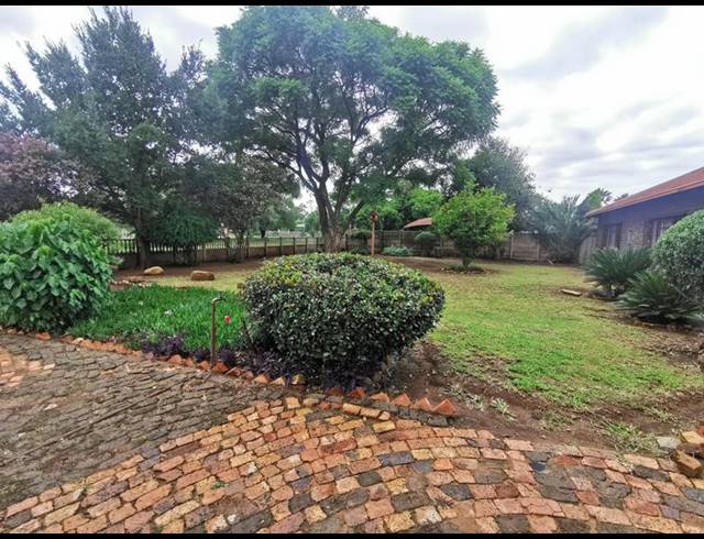 6 BEDROOM HOUSE FOR SALE IN RIVERSDALE